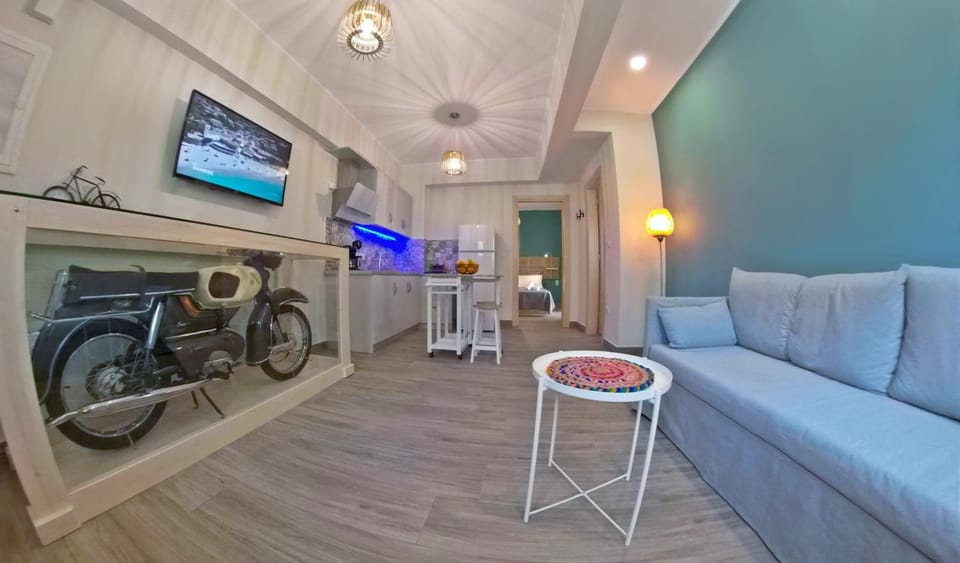 Kitchen or kitchenette, Seating area, Dining area