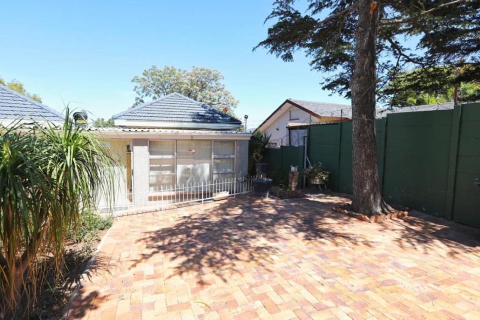 Caesar's Self-catering Open Plan Suite Apartment in Cape Town