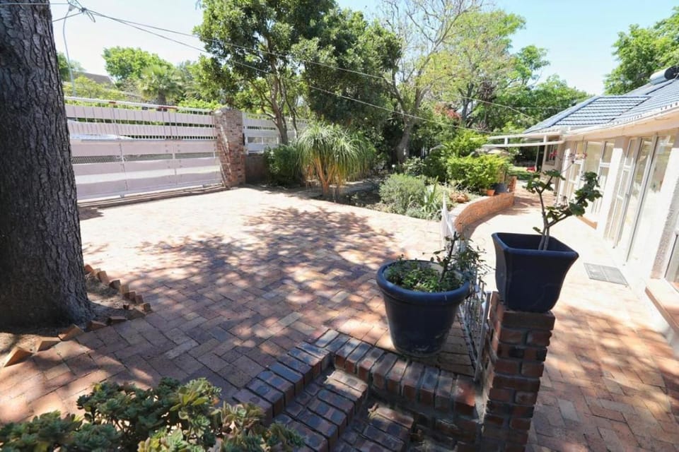 Caesar's Self-catering Open Plan Suite Apartment in Cape Town