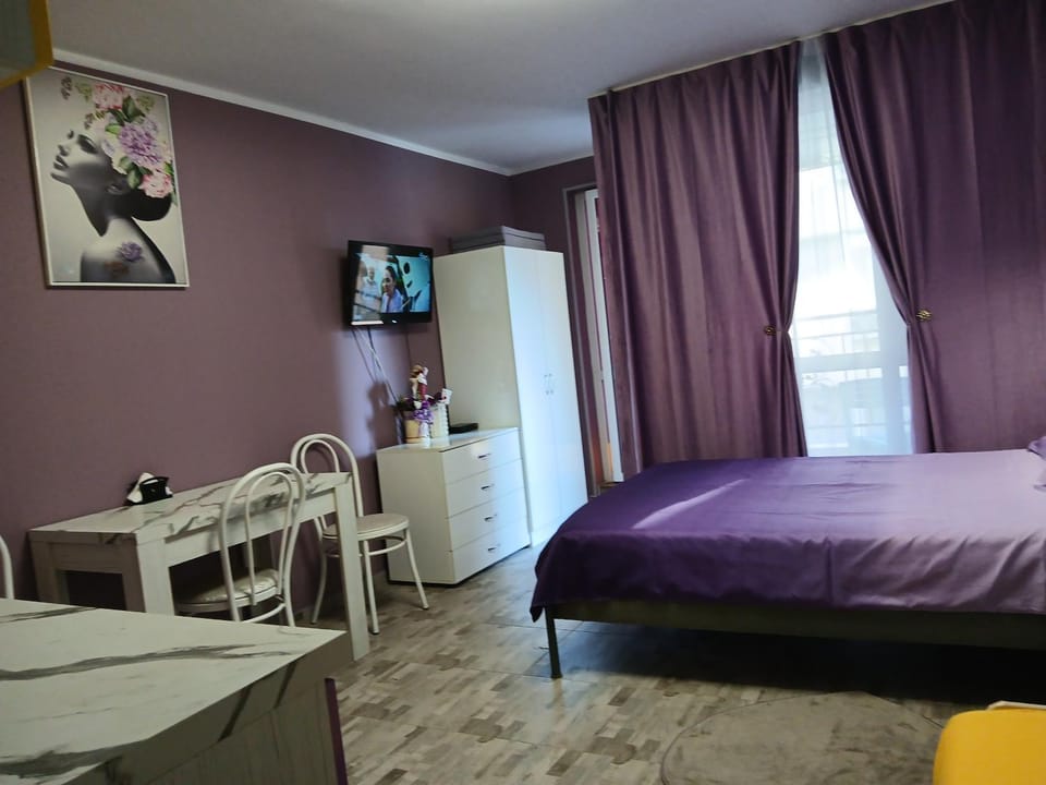 Photo of the whole room, Dining area