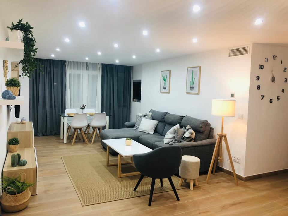 Lounge or bar, Seating area, Dining area