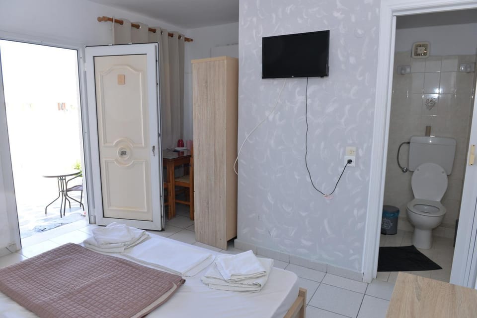 Blue Rooms Hotel in Milos