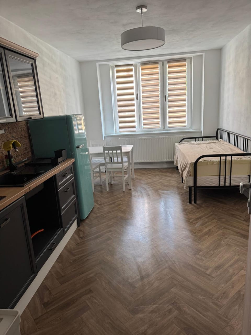 Bed, Kitchen or kitchenette, Dining area