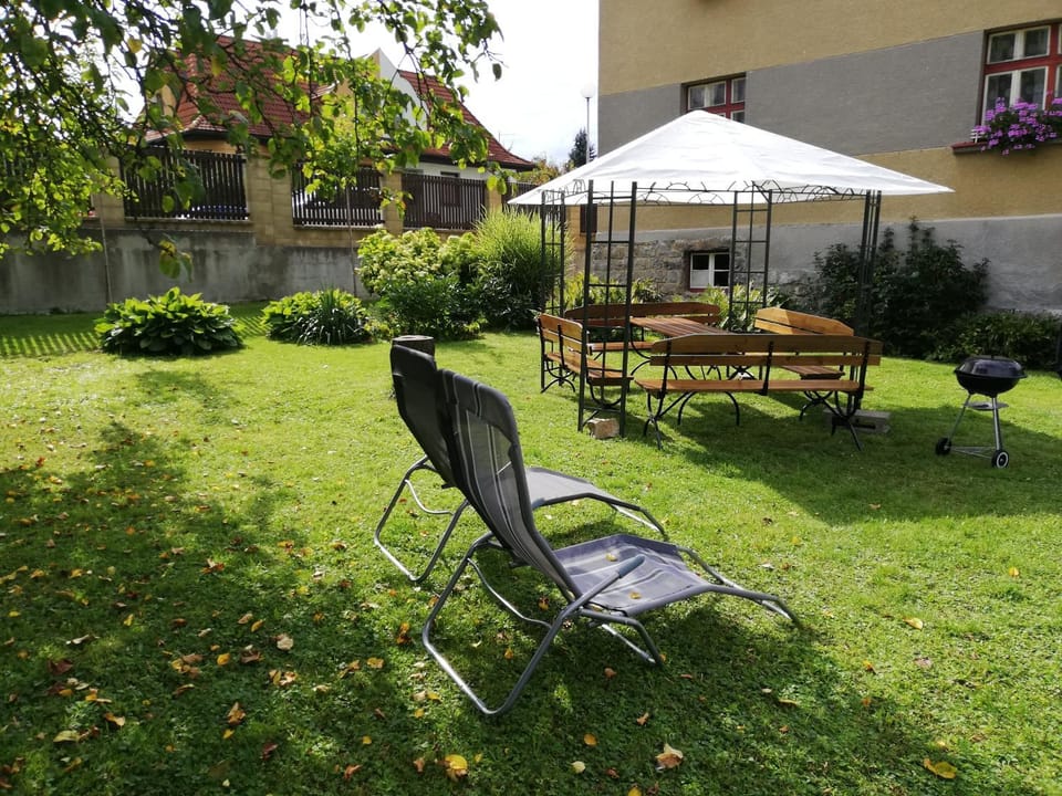 Property building, Patio, Spring, Day, Natural landscape, Garden, Garden view, sunbed