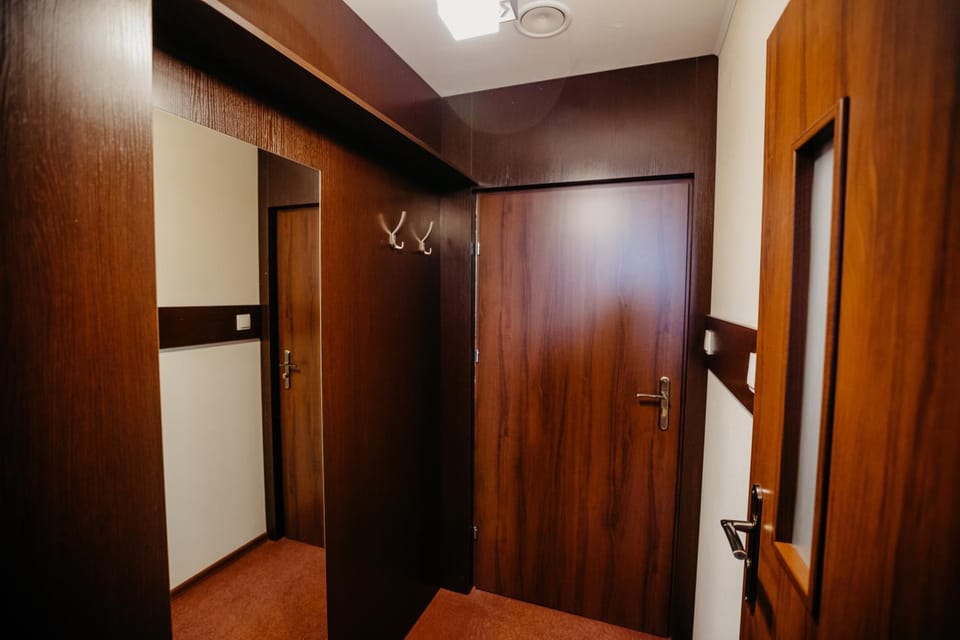 Photo of the whole room, Decorative detail