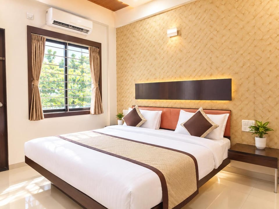 Bed, Photo of the whole room, Bedroom, air conditioner