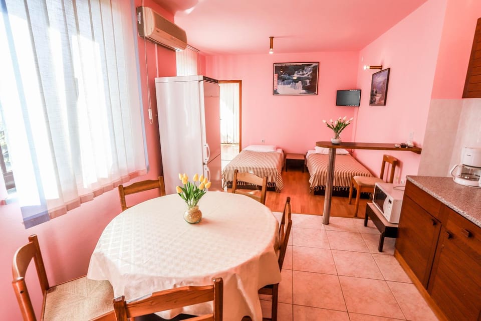 Seating area, Dining area