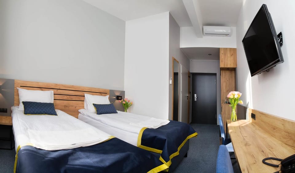 Bed, TV and multimedia, Photo of the whole room, Bedroom, hair dresser