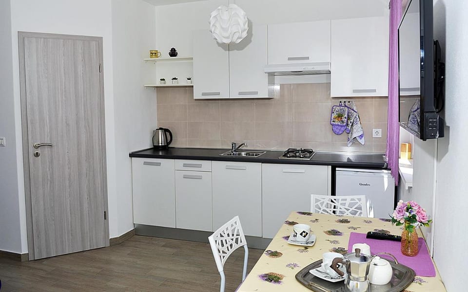 Coffee/tea facilities, Kitchen or kitchenette, stove