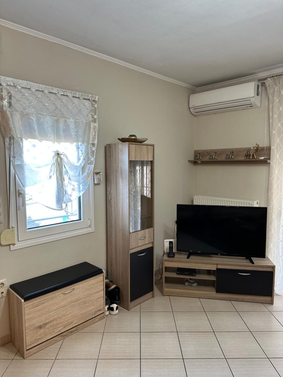 TV and multimedia, Living room, Seating area, air conditioner