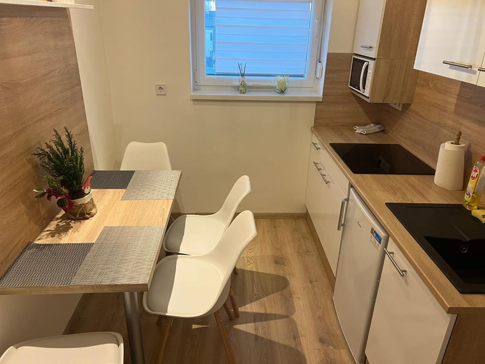 Kitchen or kitchenette, Dining area, stove