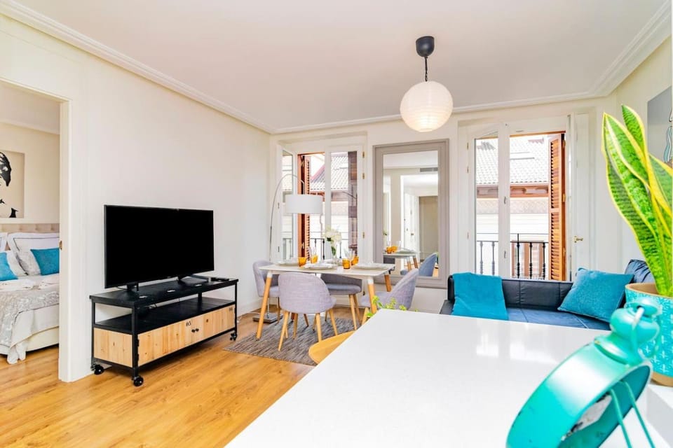 TV and multimedia, Balcony/Terrace, Living room, Seating area, Dining area