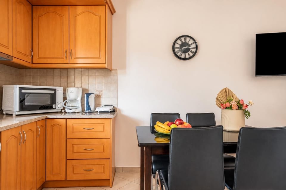 TV and multimedia, Coffee/tea facilities, Kitchen or kitchenette, Living room, Seating area, Dining area, stove