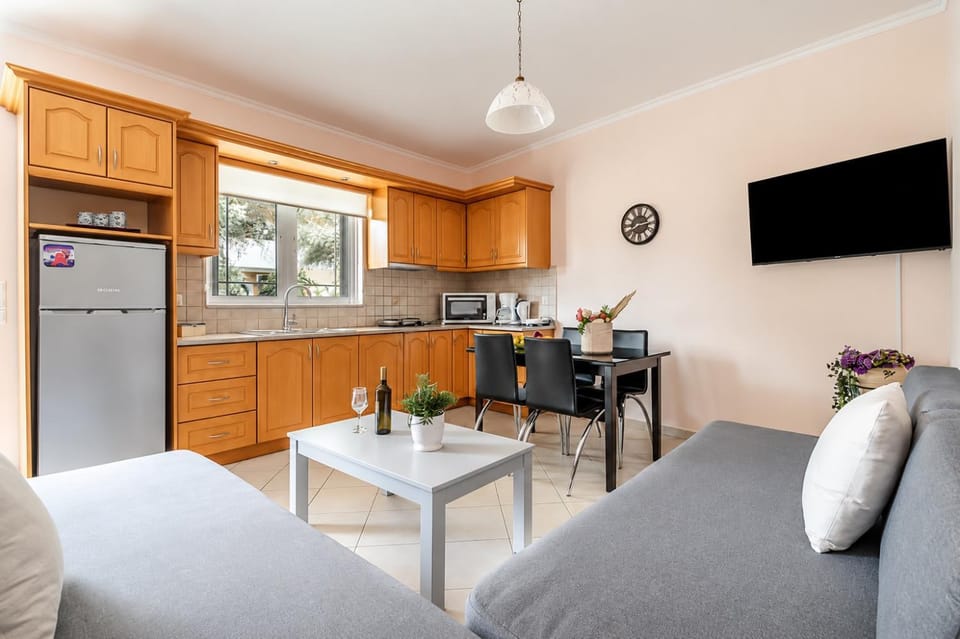 TV and multimedia, Coffee/tea facilities, Kitchen or kitchenette, Living room, Seating area, Dining area, stove