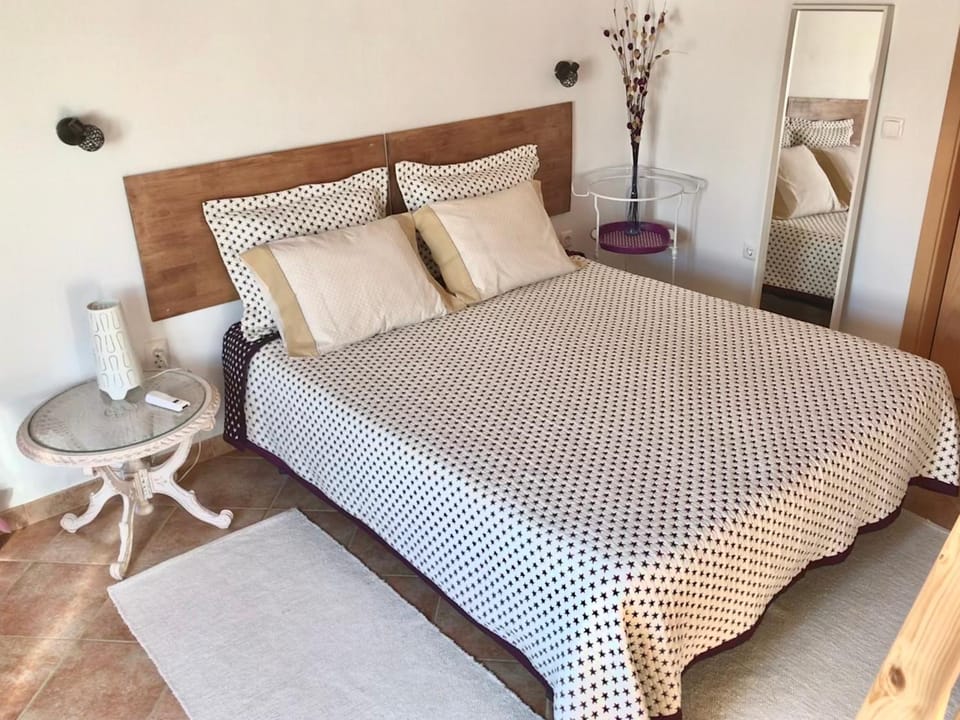 Bed, Photo of the whole room, Bedroom, Street view