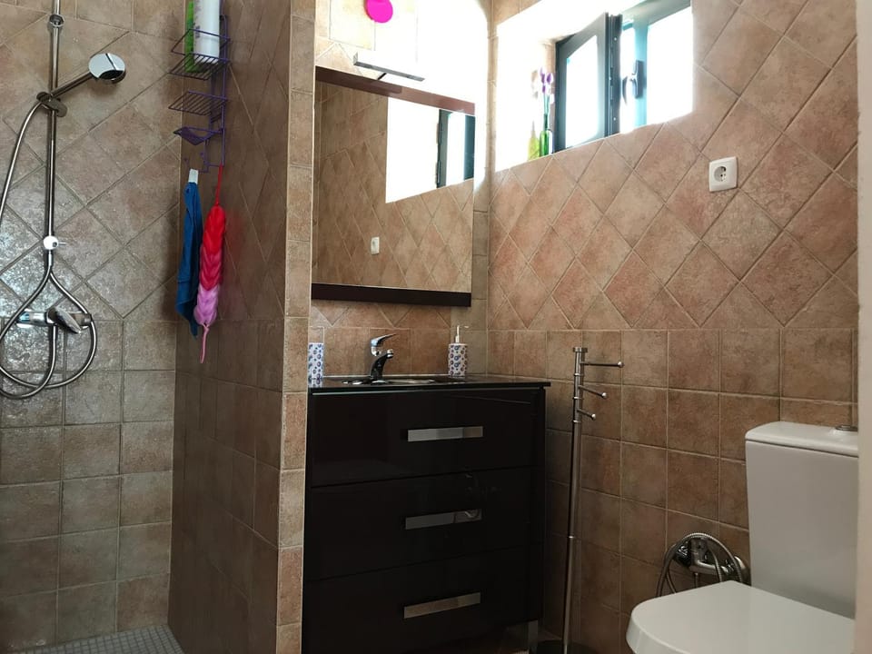 Shower, Toilet, Hot Tub, Bathroom