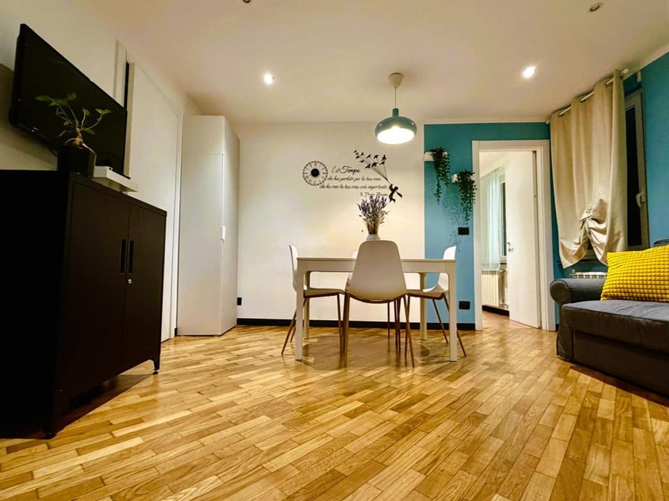 TV and multimedia, Living room, Seating area, Dining area, air conditioner