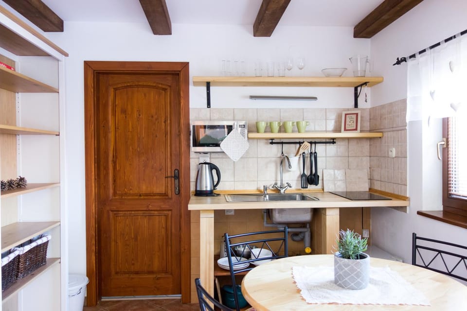 Kitchen or kitchenette, Dining area