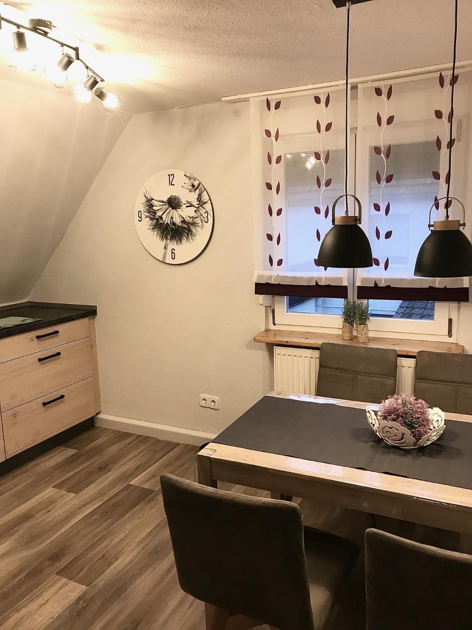 Photo of the whole room, Decorative detail, Dining area