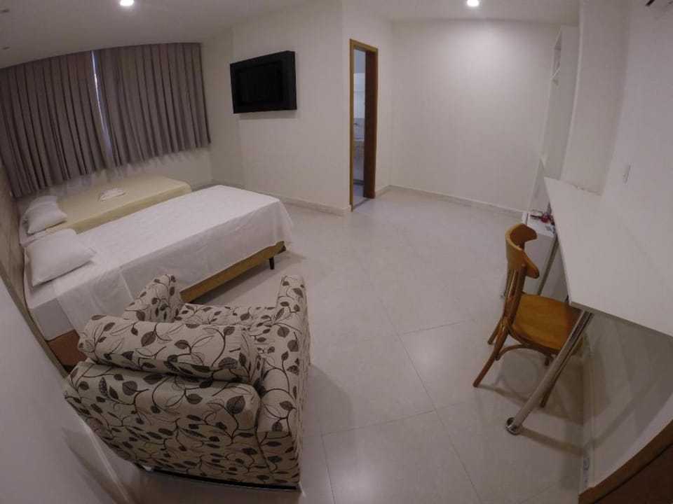 Bed, TV and multimedia, Photo of the whole room, Bedroom