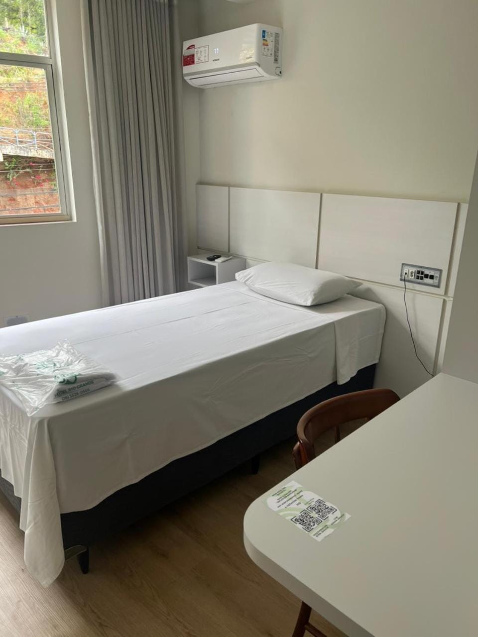 Bed, Photo of the whole room, Bedroom, air conditioner