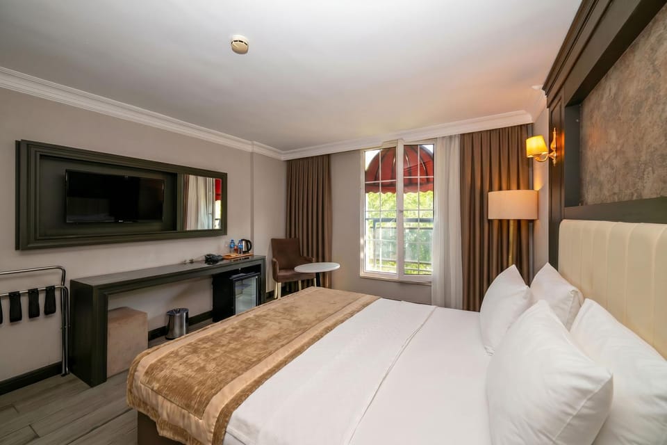 Communal lounge/ TV room, Bed, TV and multimedia, Photo of the whole room, Evening entertainment, Bedroom, hair dresser