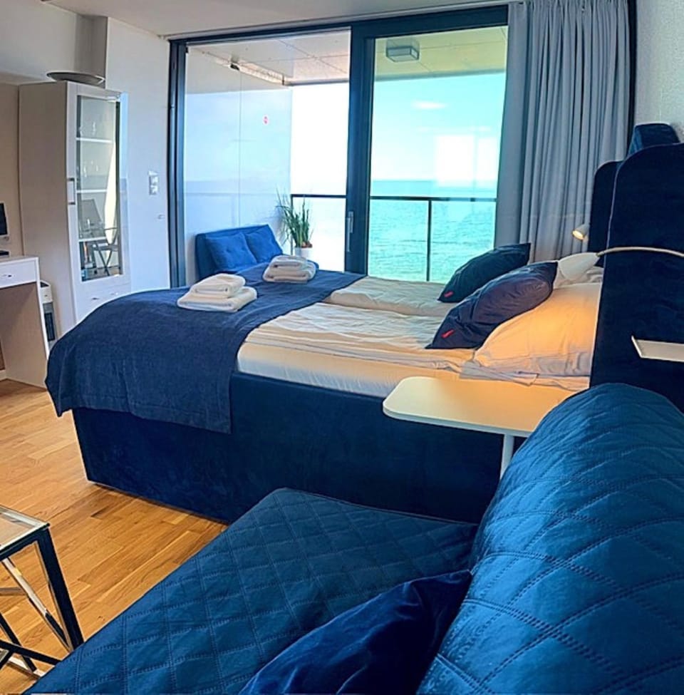 Bed, View (from property/room), Landmark view, Sea view