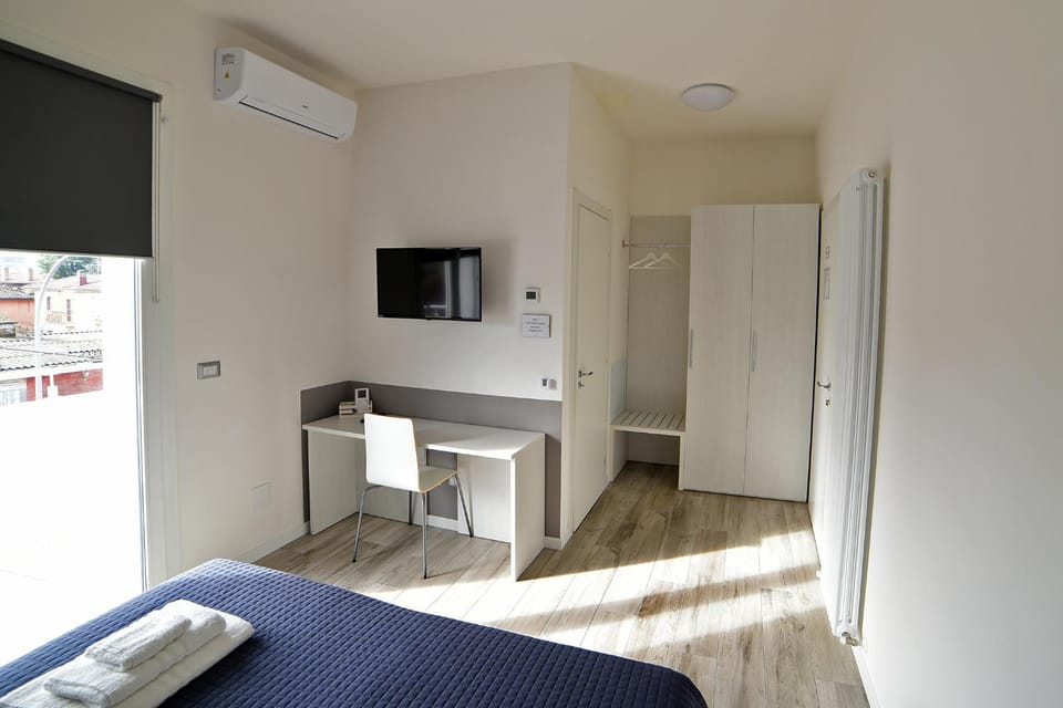Bed, TV and multimedia, Photo of the whole room, Bedroom