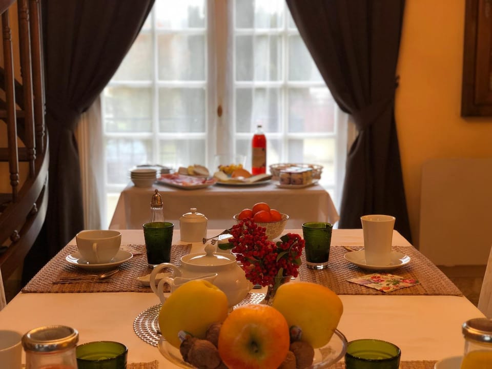 Food and drinks, Dining area, Food, Breakfast, Continental breakfast, Buffet breakfast