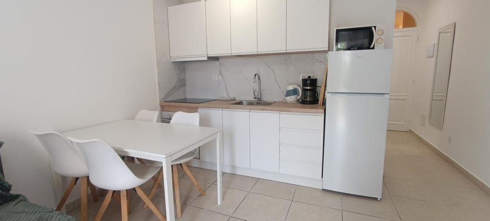 Kitchen or kitchenette, Dining area, minibar, pet friendly, stove