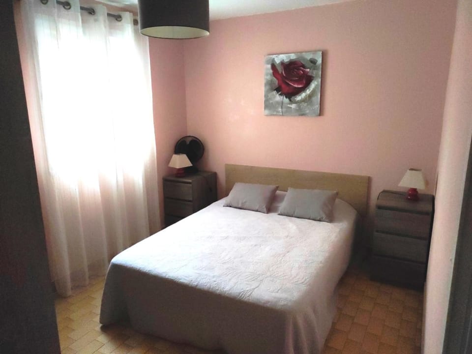 Bed, Photo of the whole room, Decorative detail, Bedroom, City view, Garden view, Family, hair dresser, internet