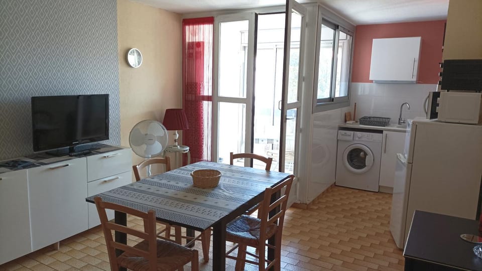 Balcony/Terrace, Balcony/Terrace, Kitchen or kitchenette, Decorative detail, Dining area, fireplace, washing machine
