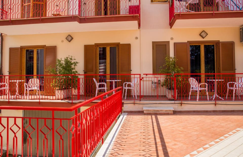 Patio, Facade/entrance