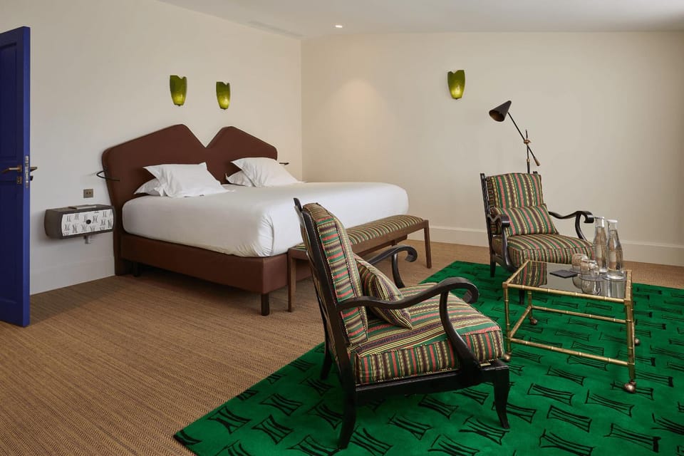 Bed, Photo of the whole room, Seating area, Bedroom