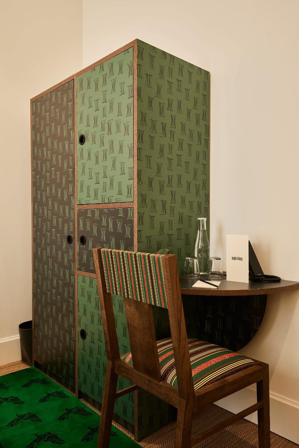 Seating area, Bedroom, wardrobe