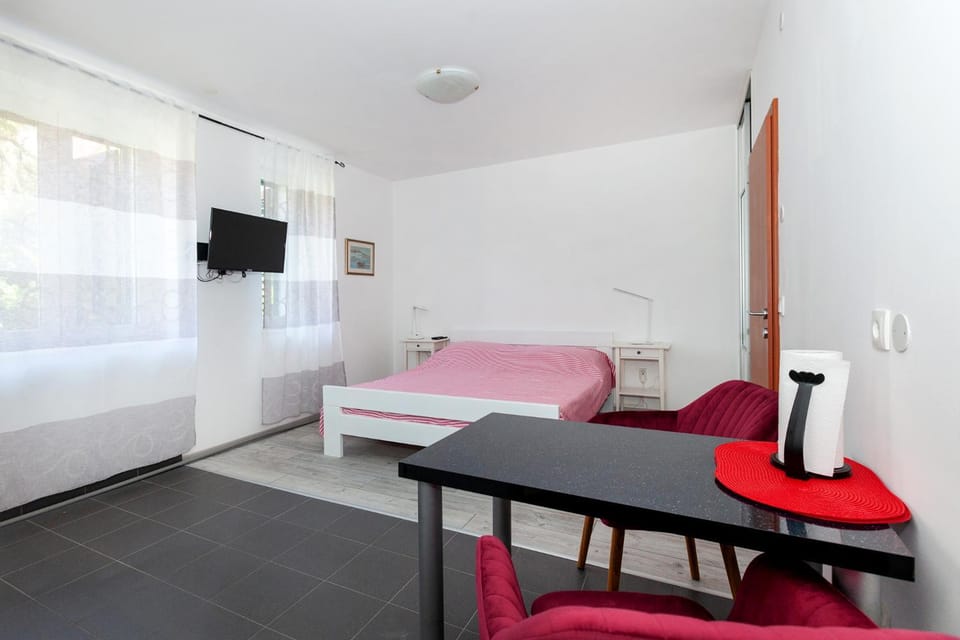 Photo of the whole room, Dining area