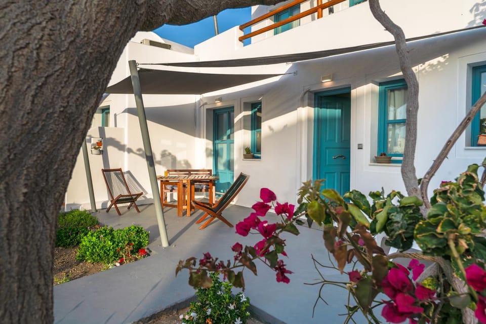 Property building, Day, Garden, Balcony/Terrace