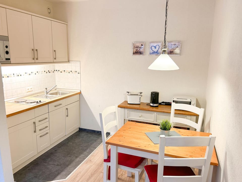 Kitchen or kitchenette, Dining area, stove