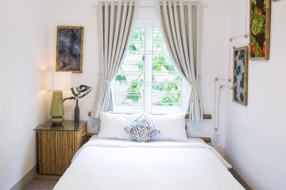 Bed, Photo of the whole room, Decorative detail, Bedroom, Garden view
