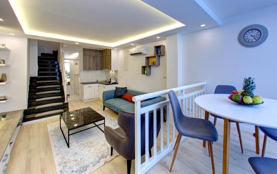 Living room, Food and drinks, Seating area, Dining area