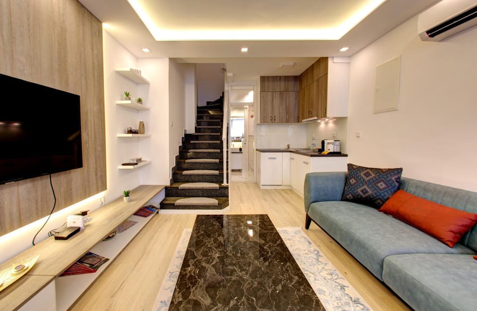 Communal lounge/ TV room, TV and multimedia, Kitchen or kitchenette, Living room, Photo of the whole room, Decorative detail, Seating area