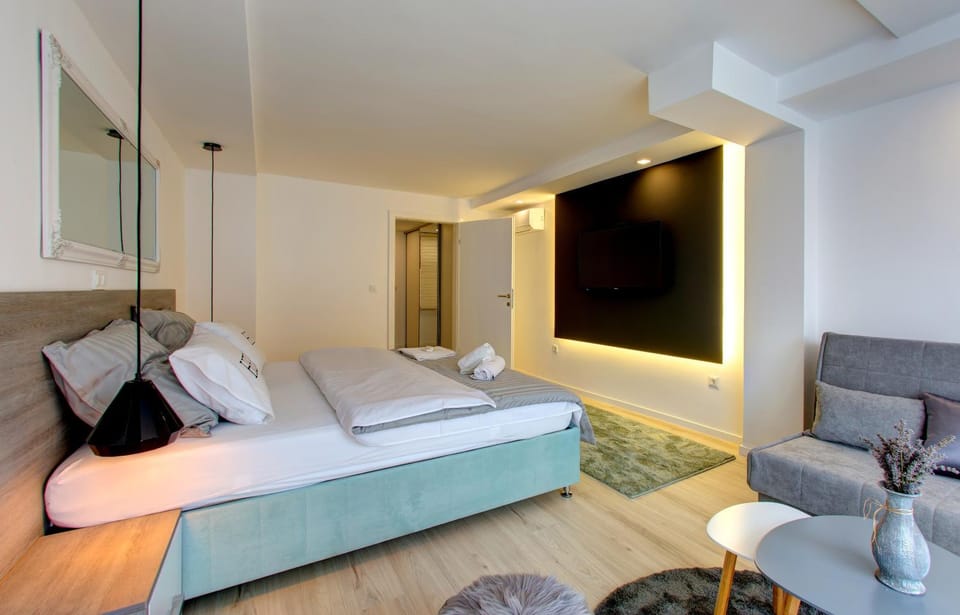 Communal lounge/ TV room, Bed, TV and multimedia, Photo of the whole room, Bedroom