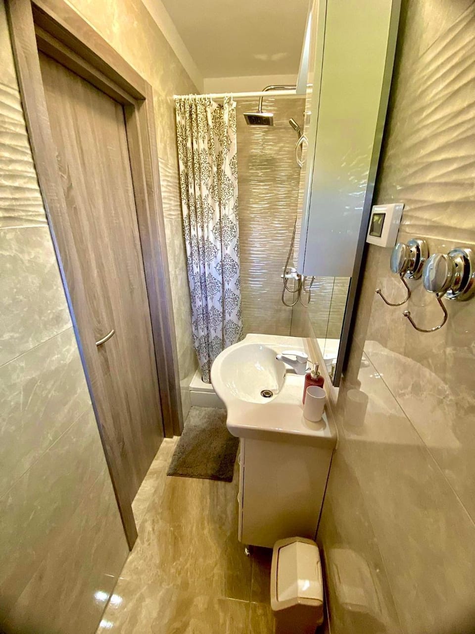 Shower, Toilet, Bathroom, towels