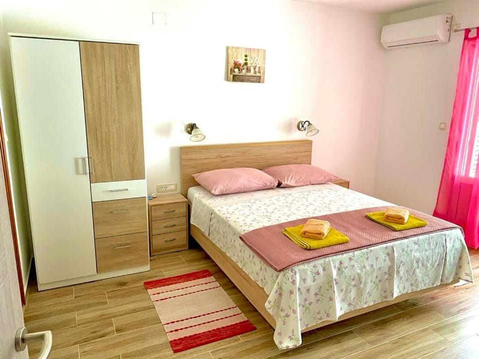 Bed, Bedroom, towels, wardrobe