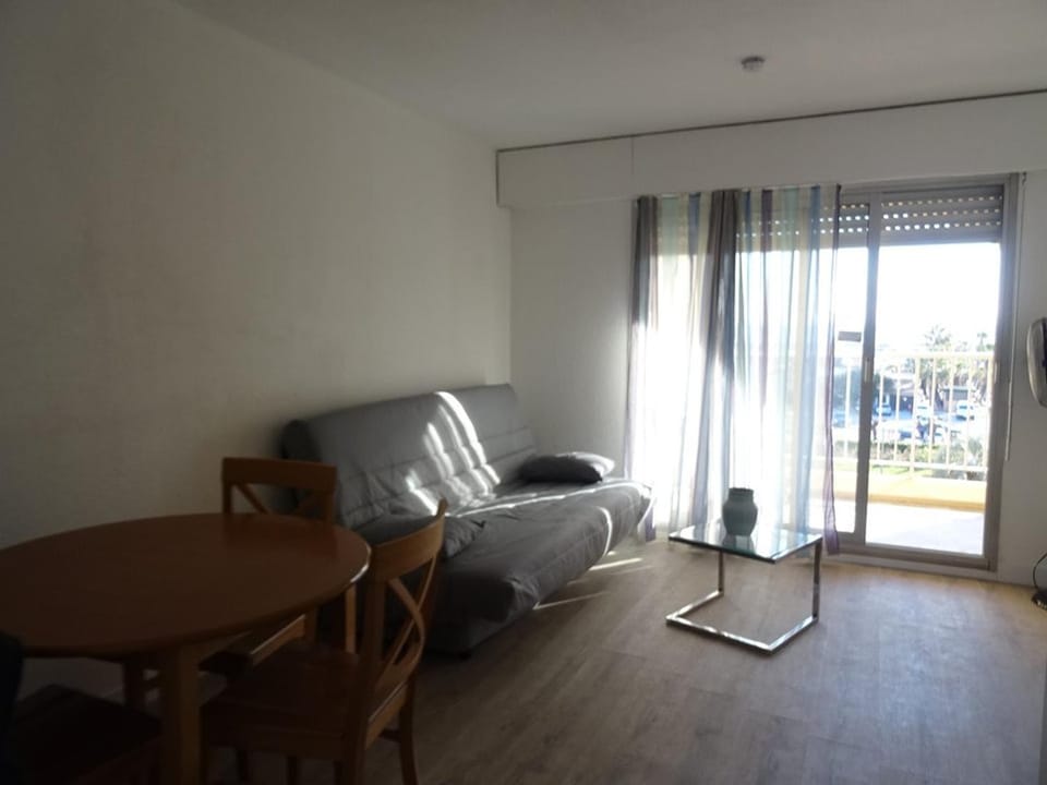 Studio rénové avec loggia, WIFI et parking privé à Hyères Port - FR-1-335-131 Apartment in Hyères