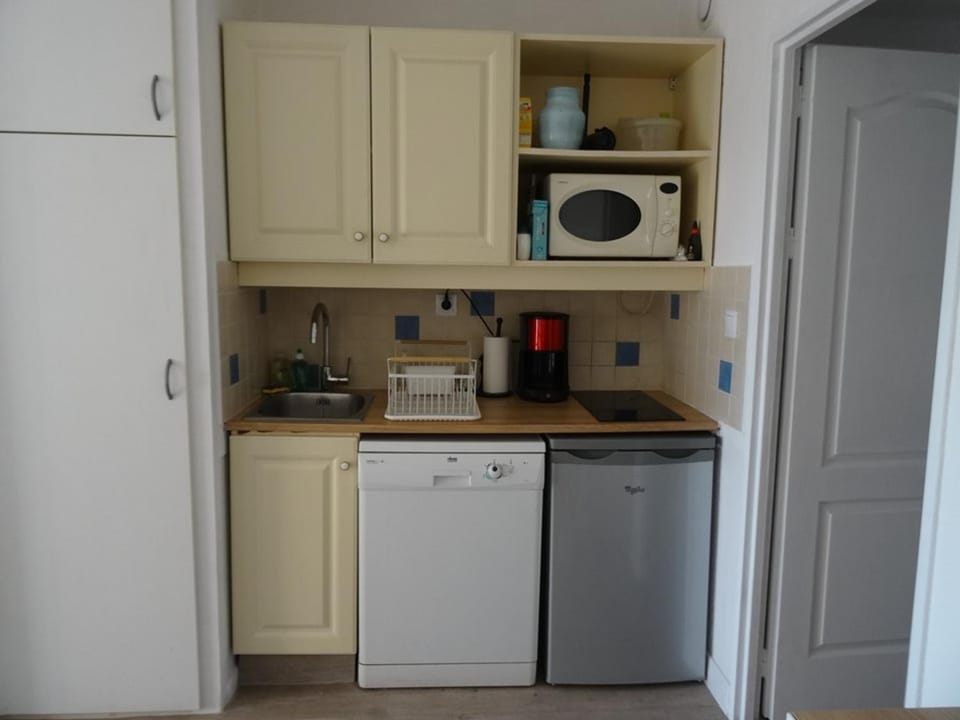 Studio rénové avec loggia, WIFI et parking privé à Hyères Port - FR-1-335-131 Apartment in Hyères