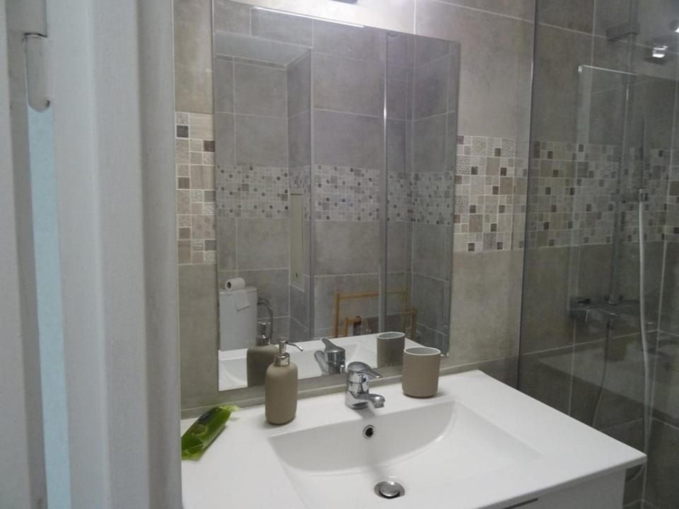 Studio rénové avec loggia, WIFI et parking privé à Hyères Port - FR-1-335-131 Apartment in Hyères