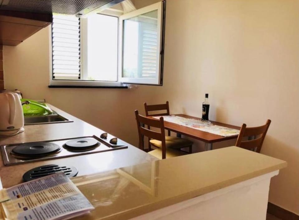 Kitchen or kitchenette, Dining area, stove