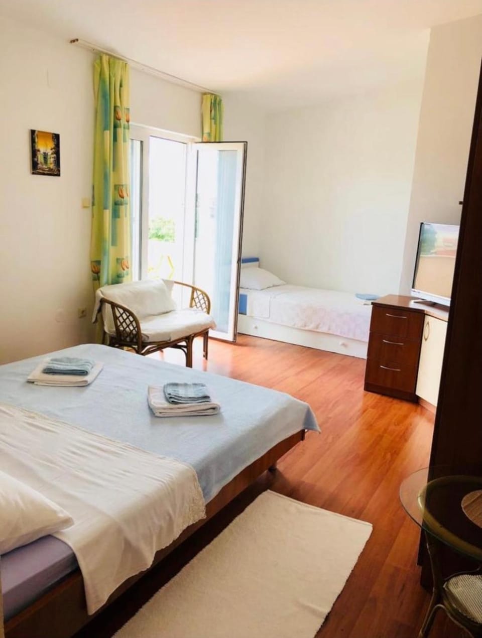 Bed, TV and multimedia, Balcony/Terrace, Photo of the whole room, Bedroom, towels