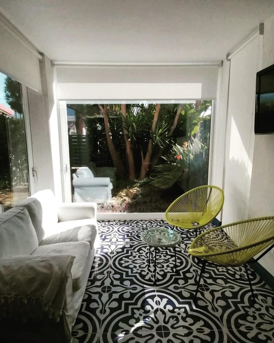 Property building, Patio, Restaurant/places to eat, Living room, Seating area, Swimming pool, Breakfast
